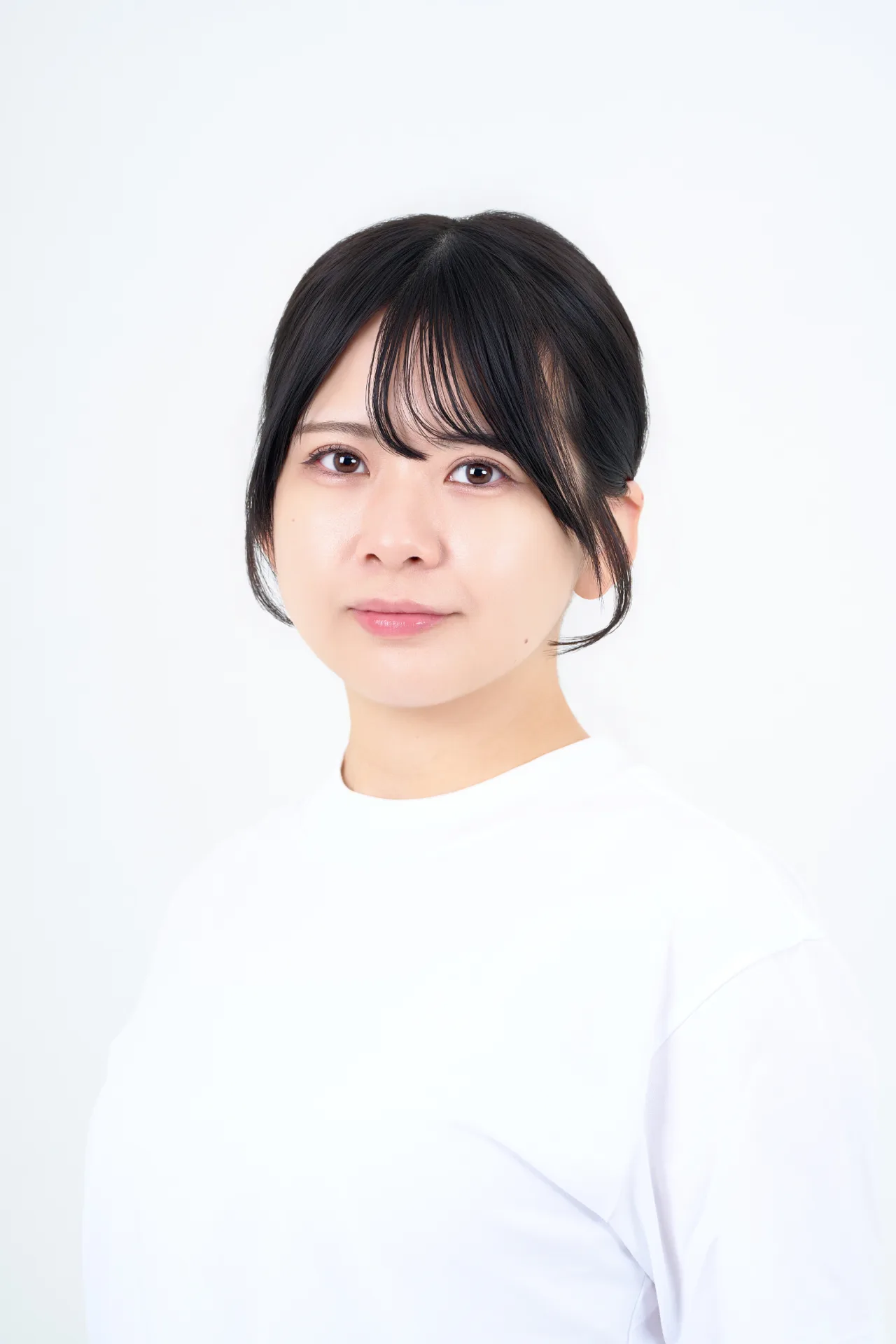 アイレベルで撮ったバストアップ(自然で親密な雰囲気)