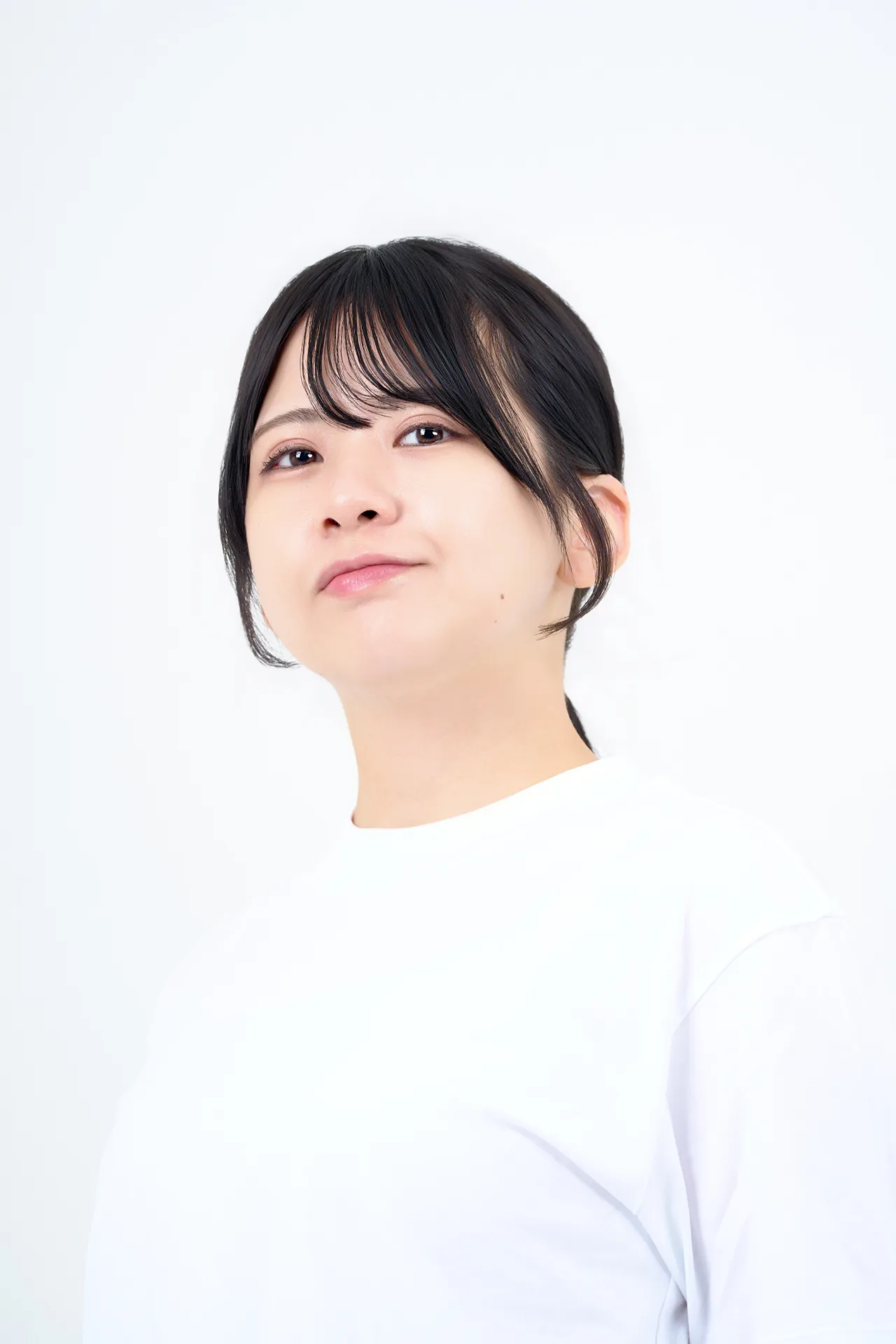 ローアングルで撮ったバストアップ(鼻の穴が目立ちあごが大きく見える例)