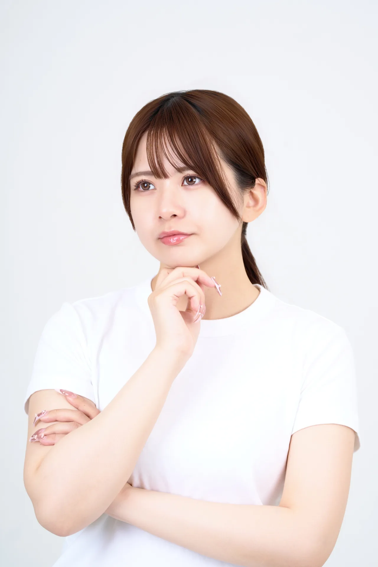 首筋に触れた知的な印象