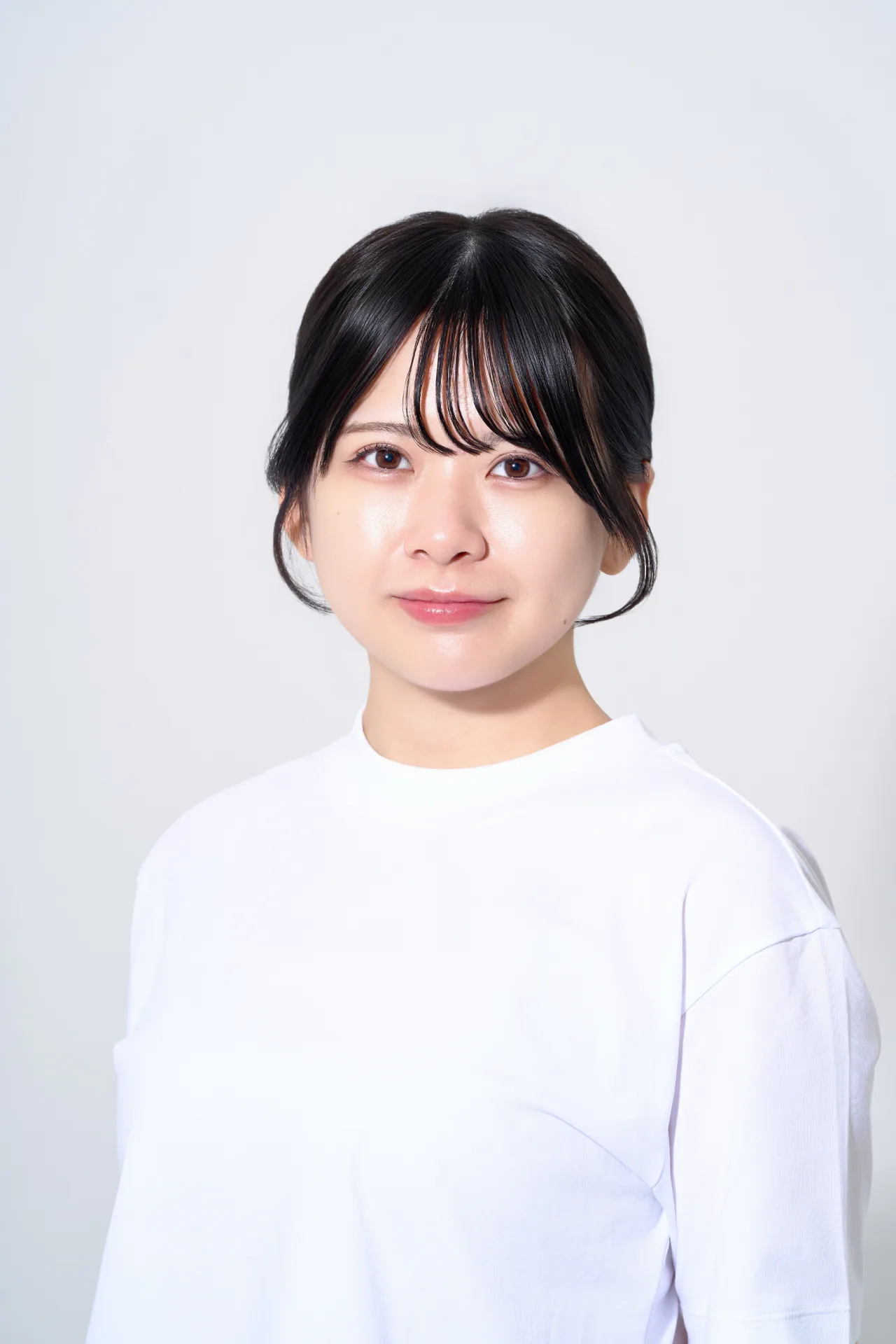壁から離れると、影は薄く広がり背景になじむ