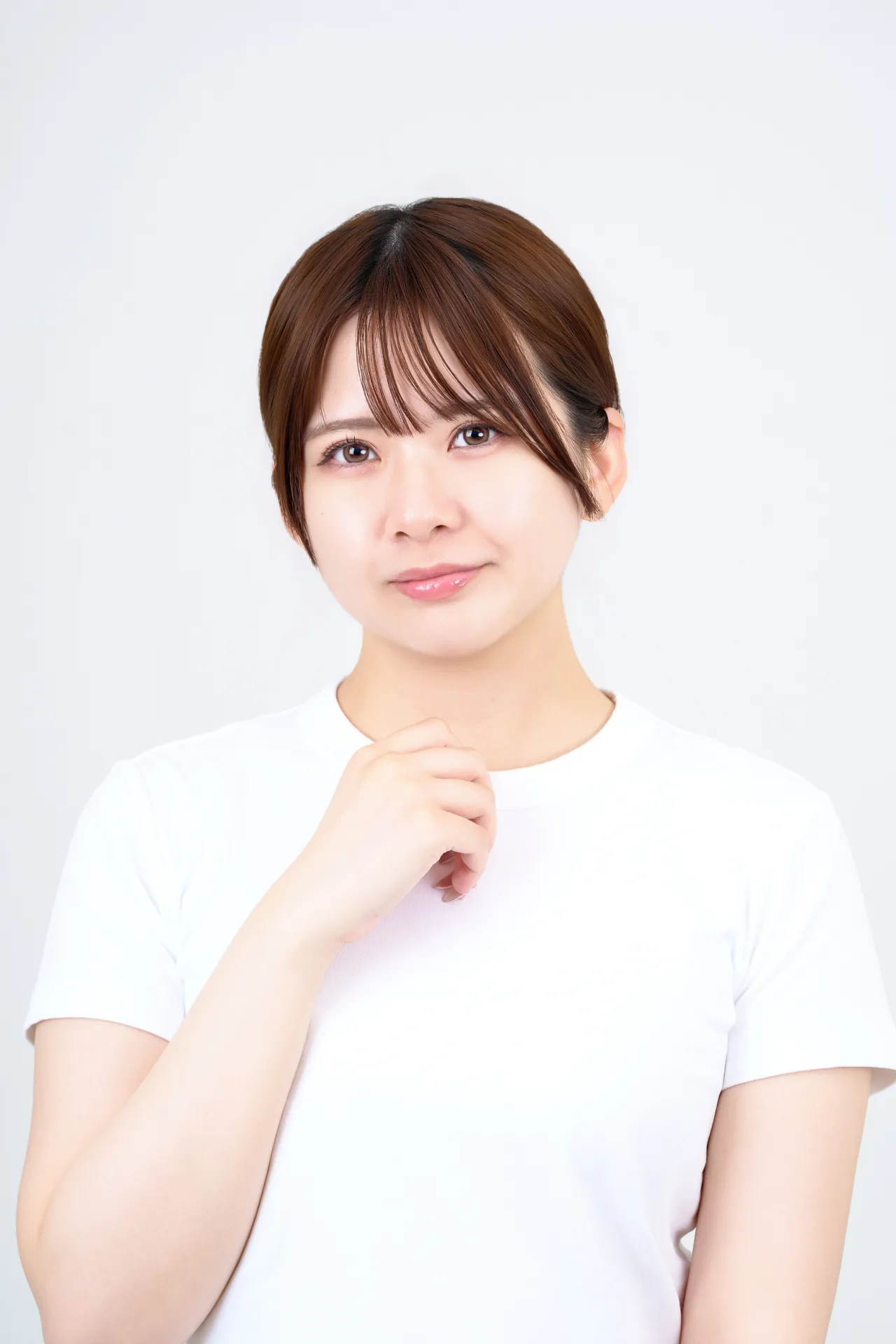 胸元に添えた上品な印象