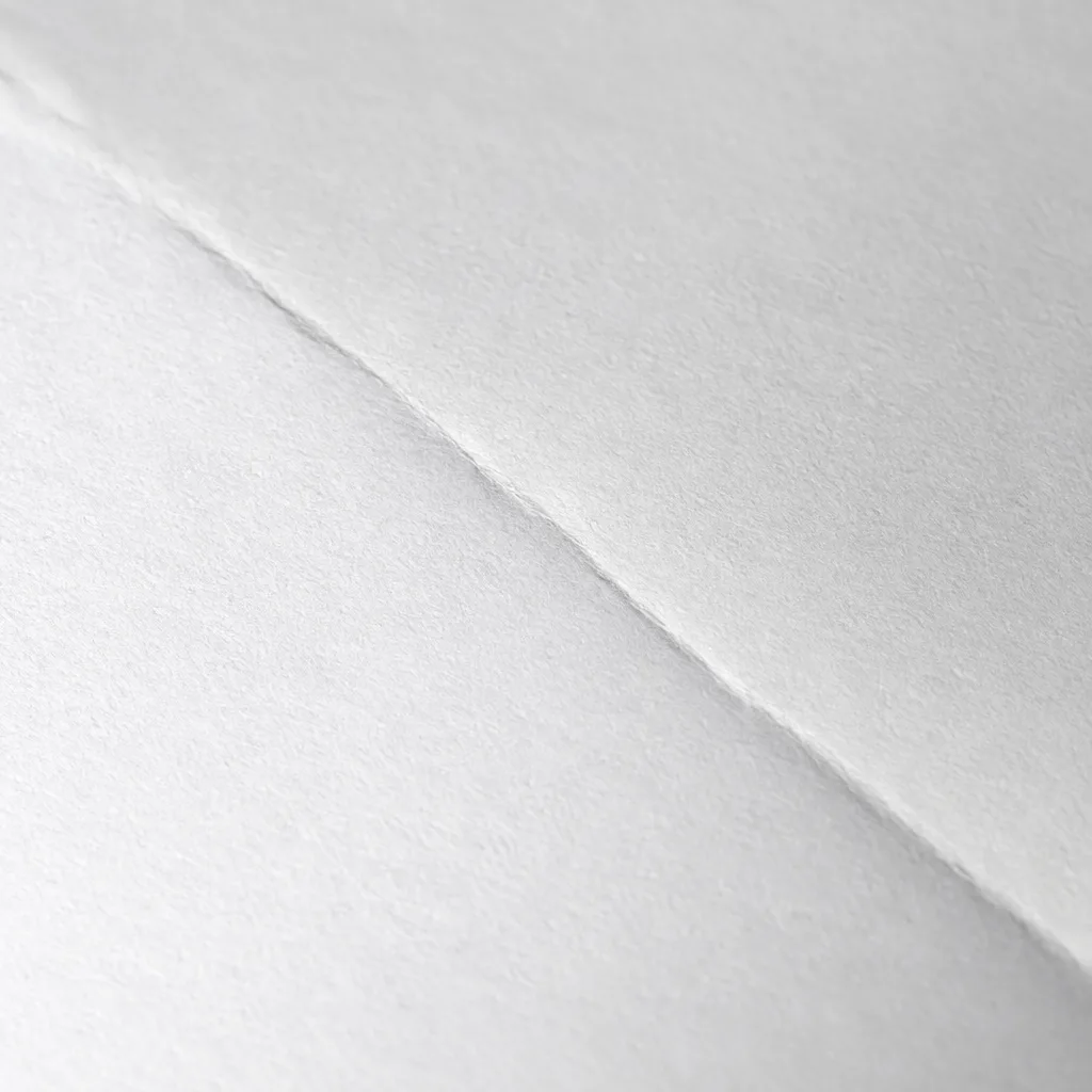 背景紙の折れシワに光が当たり影の線が出ている接写