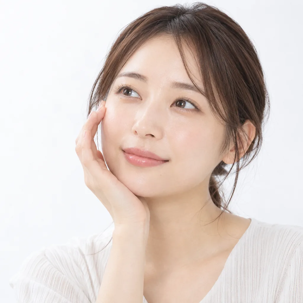 頬から顎に手を添えて面長の印象を和らげるバストアップ写真