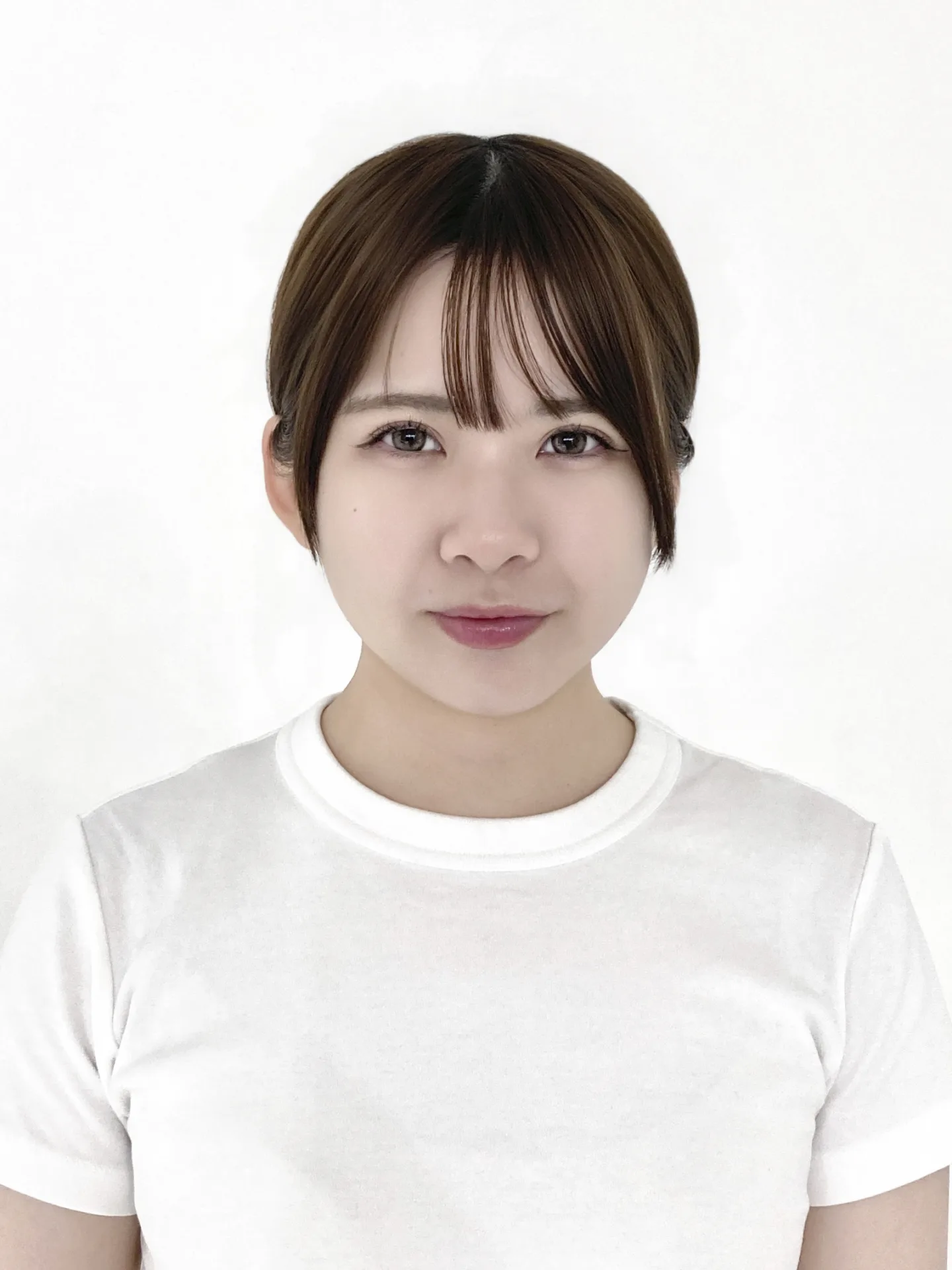 等倍で顔に近づいて撮り鼻が大きく歪んだバストアップ(顔から30cm程度)