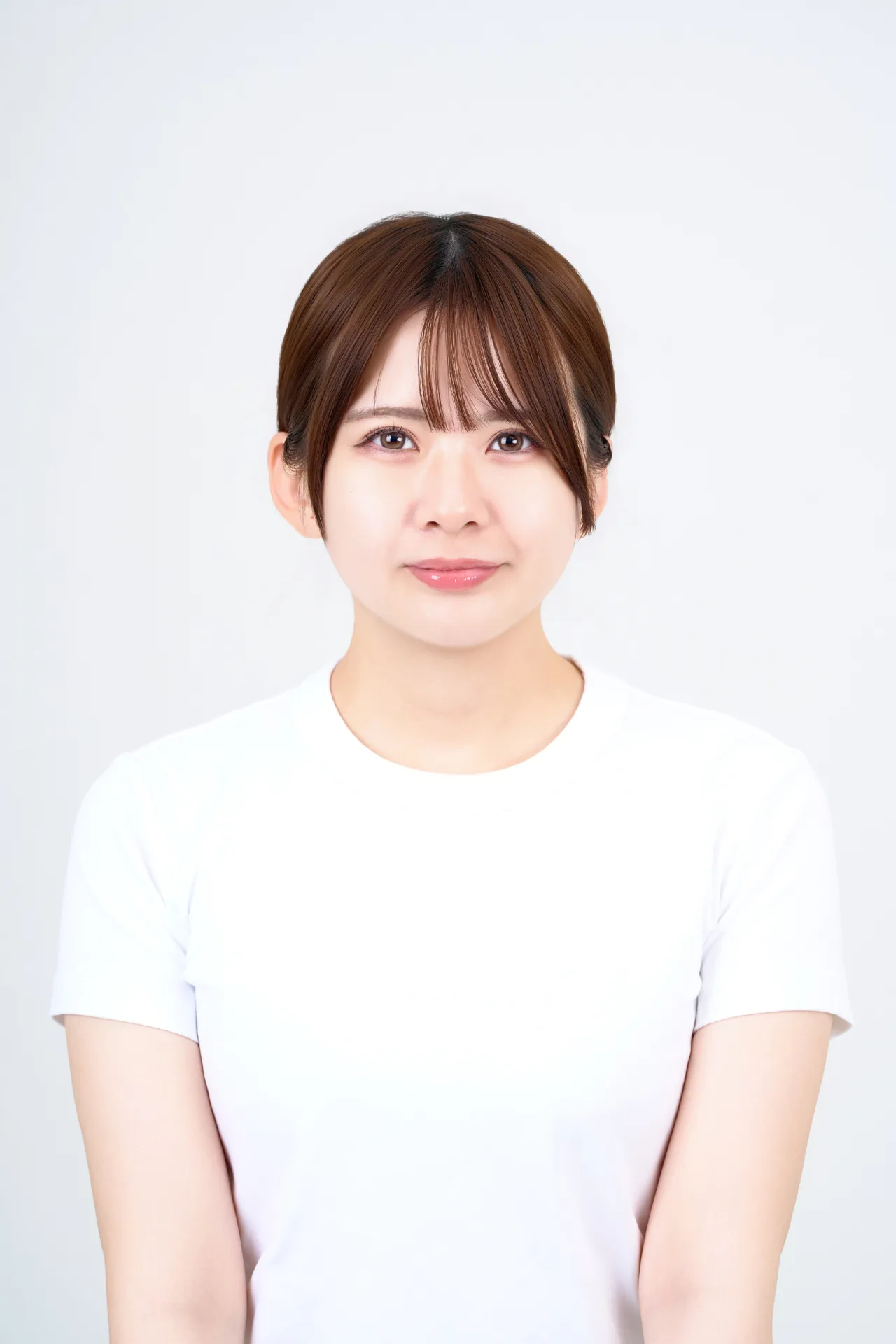 静止して表情が固いポーズ