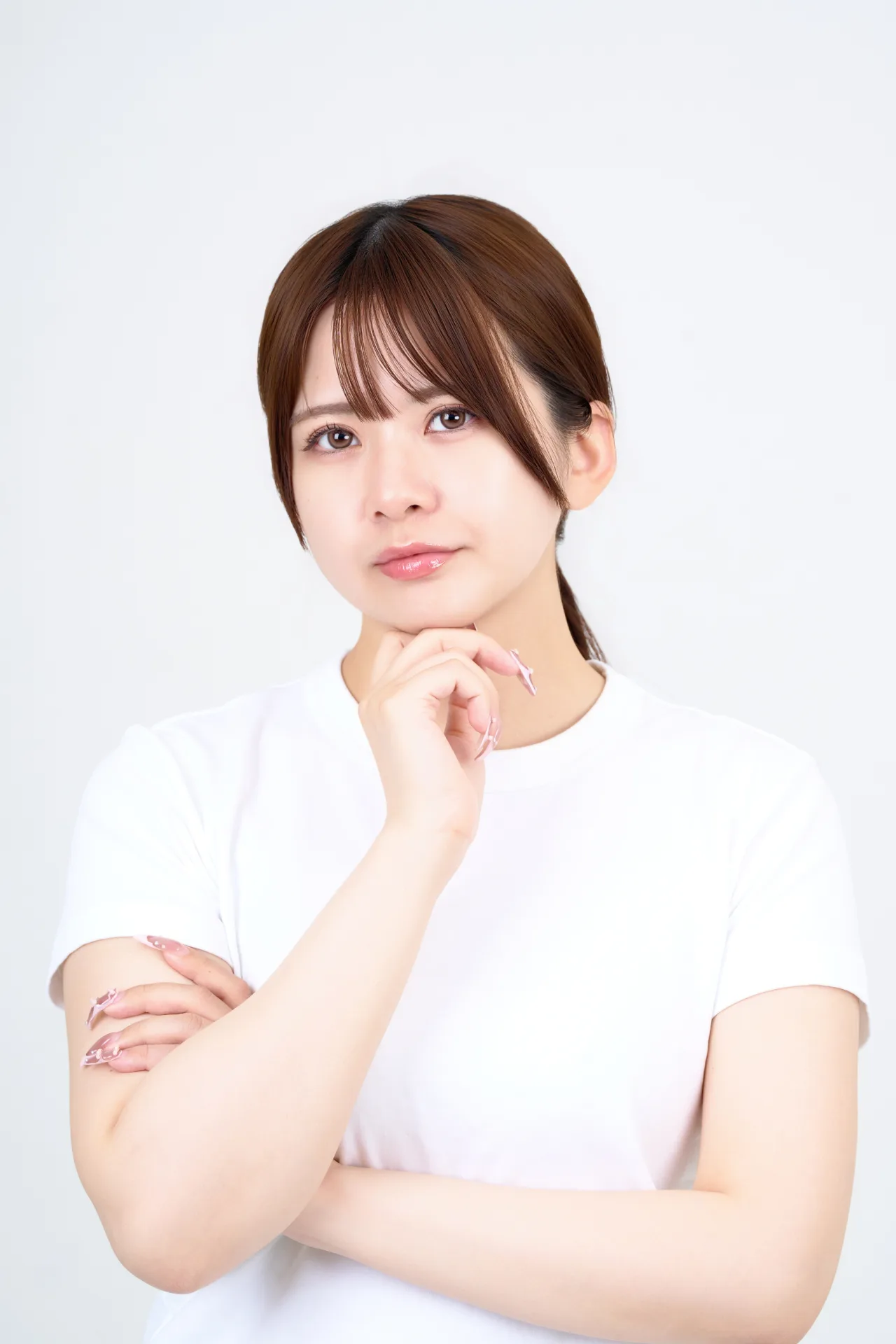 知的・クールな印象のポーズ例(首筋に手・視線まっすぐ)
